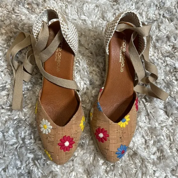 💥 Andre Assous Ensley Embroidered Espadrille Wedge Sandals