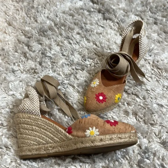 💥 Andre Assous Ensley Embroidered Espadrille Wedge Sandals
