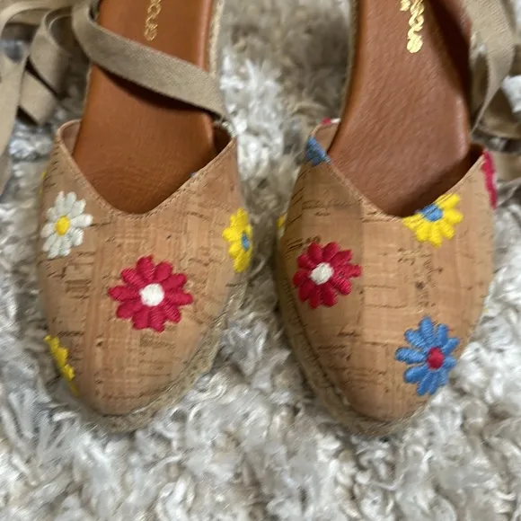 💥 Andre Assous Ensley Embroidered Espadrille Wedge Sandals