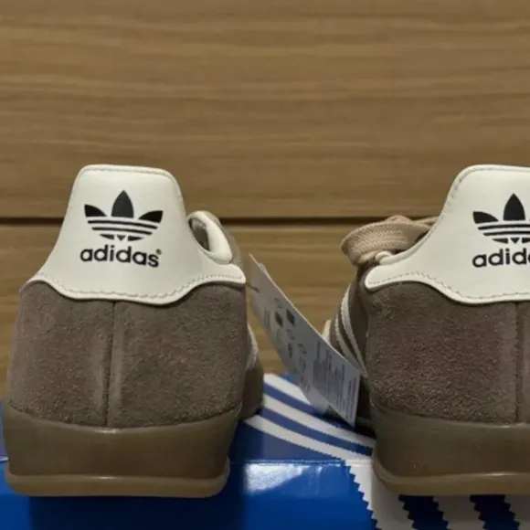 Adidas gazelle indoor earth strata Men's Beige taupe and White Sneakers 6M