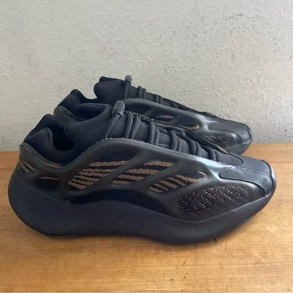 Adidas Yeezy 700 V3 Clay Brown GY0189 Foam Sneakers Size 7 100% Authentic