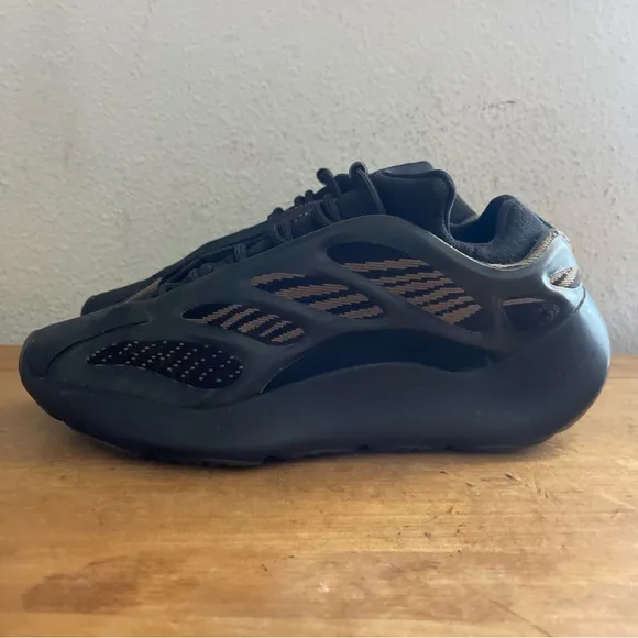 Adidas Yeezy 700 V3 Clay Brown GY0189 Foam Sneakers Size 7 100% Authentic