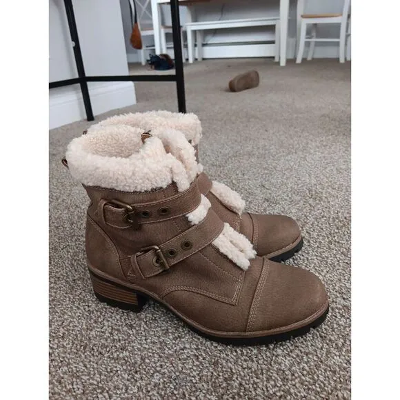 AK Sport Boots Aklolly Vegan Leather Buckle Faux Sheepskin Sherpa Sz 7.5M