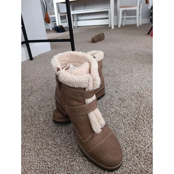 AK Sport Boots Aklolly Vegan Leather Buckle Faux Sheepskin Sherpa Sz 7.5M