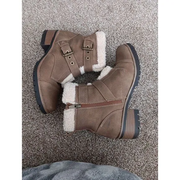 AK Sport Boots Aklolly Vegan Leather Buckle Faux Sheepskin Sherpa Sz 7.5M