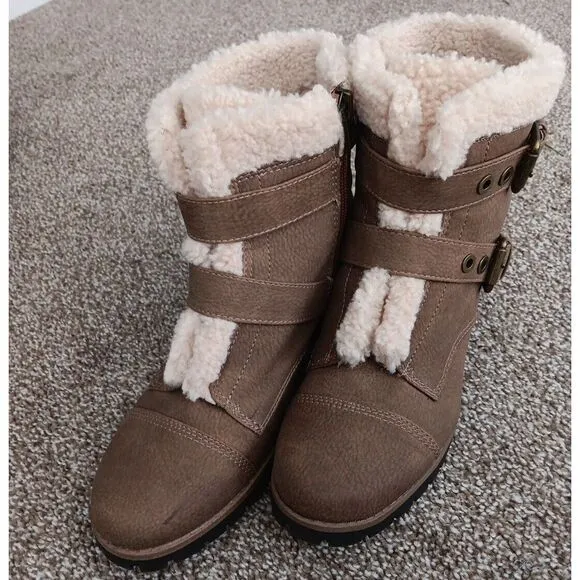 AK Sport Boots Aklolly Vegan Leather Buckle Faux Sheepskin Sherpa Sz 7.5M