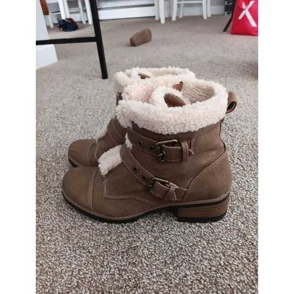 AK Sport Boots Aklolly Vegan Leather Buckle Faux Sheepskin Sherpa Sz 7.5M