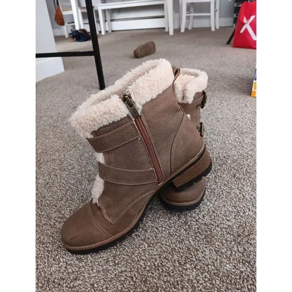 AK Sport Boots Aklolly Vegan Leather Buckle Faux Sheepskin Sherpa Sz 7.5M