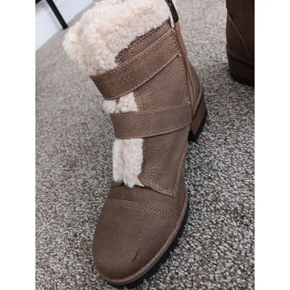 AK Sport Boots Aklolly Vegan Leather Buckle Faux Sheepskin Sherpa Sz 7.5M