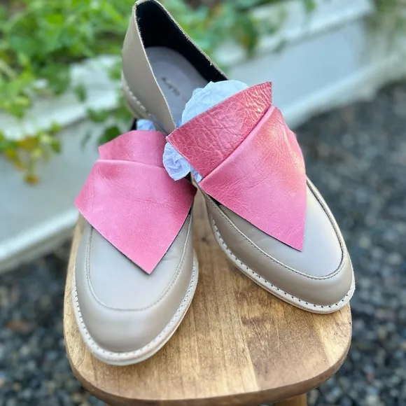 All Black flatbow Cowman loafers