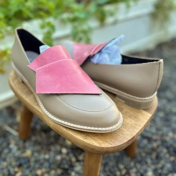 All Black flatbow Cowman loafers