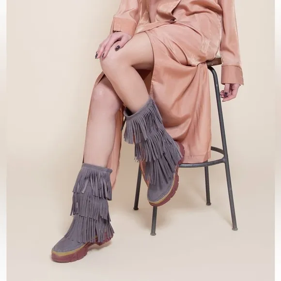 Anthropologie New LaidBack London Pull on Fringe Boho Suede boots Coachella 🌸🌈