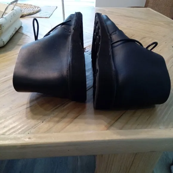 Aurora Shoe Co. North Pacific Men's Black Leather Shoes Size 8D Vibram Sole.