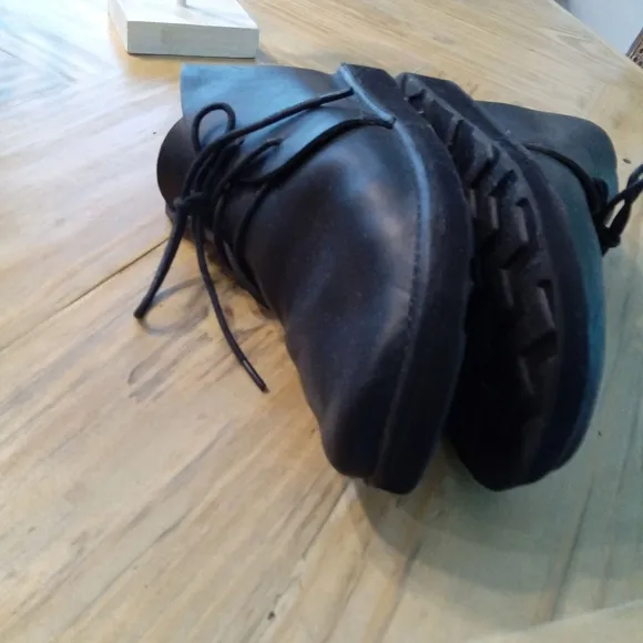 Aurora Shoe Co. North Pacific Men's Black Leather Shoes Size 8D Vibram Sole.