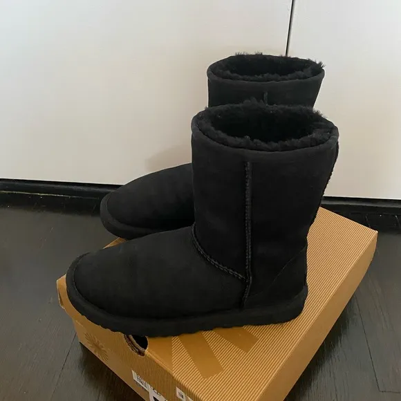 Auth Ugg black medium height boots