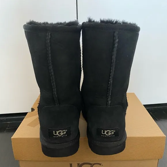 Auth Ugg black medium height boots
