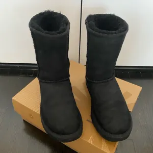 Auth Ugg black medium height boots