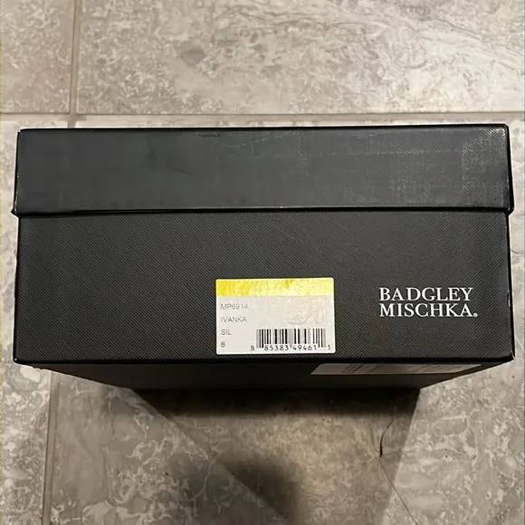 Badgley Mischka Ivanka Ankle Strap Block Heel Sandals, Silver Size 8 New in Box
