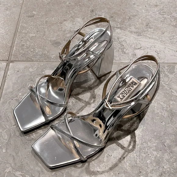 Badgley Mischka Ivanka Ankle Strap Block Heel Sandals, Silver Size 8 New in Box