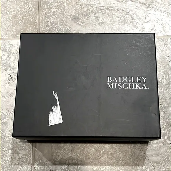 Badgley Mischka Ivanka Ankle Strap Block Heel Sandals, Silver Size 8 New in Box