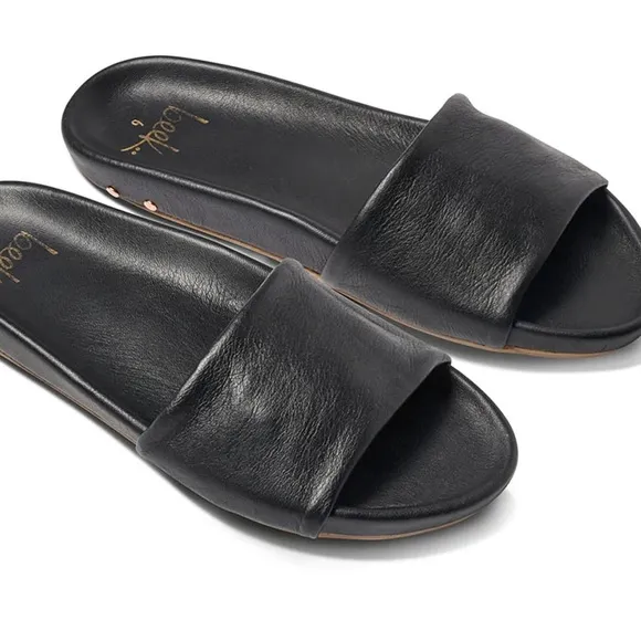 Beek women’s size 10 black leather Gallito sandals.