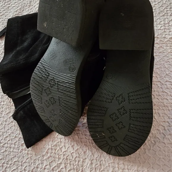 Black Women’s High Knee Suede Heel Boots
