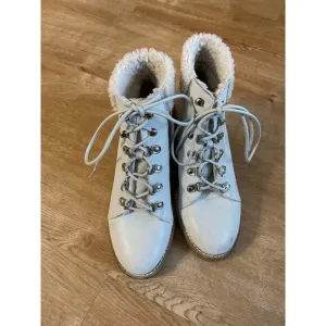 Boots leather white lace up front faux fur lining inside