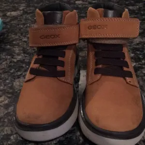 BOYS GEOX BOOTS SIZE 28