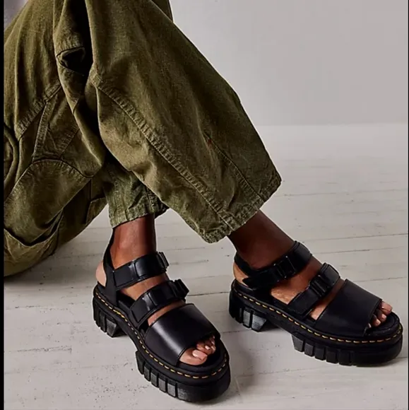 BRAND NEW DR MARTENS RICKI NAPPA LUX LEATHET 3-STRAP PLATFORM SANDAL