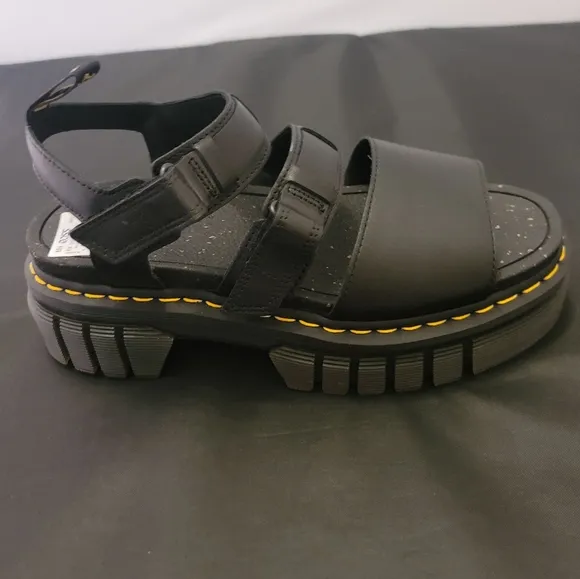 BRAND NEW DR MARTENS RICKI NAPPA LUX LEATHET 3-STRAP PLATFORM SANDAL