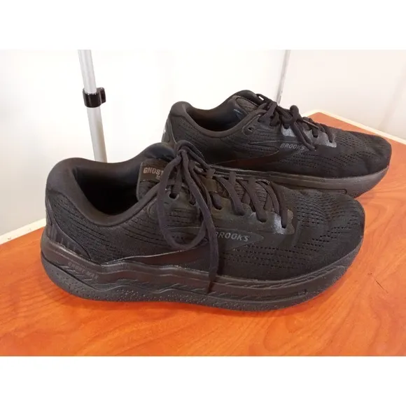 Brooks Women's Ghost Max 2 Size 11D Triple Black