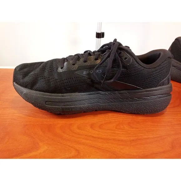 Brooks Women's Ghost Max 2 Size 11D Triple Black