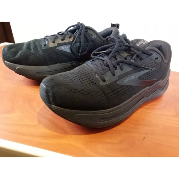 Brooks Women's Ghost Max 2 Size 11D Triple Black