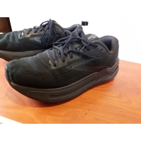 Brooks Women's Ghost Max 2 Size 11D Triple Black