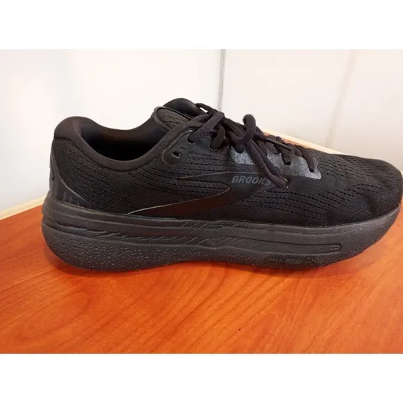 Brooks Women's Ghost Max 2 Size 11D Triple Black