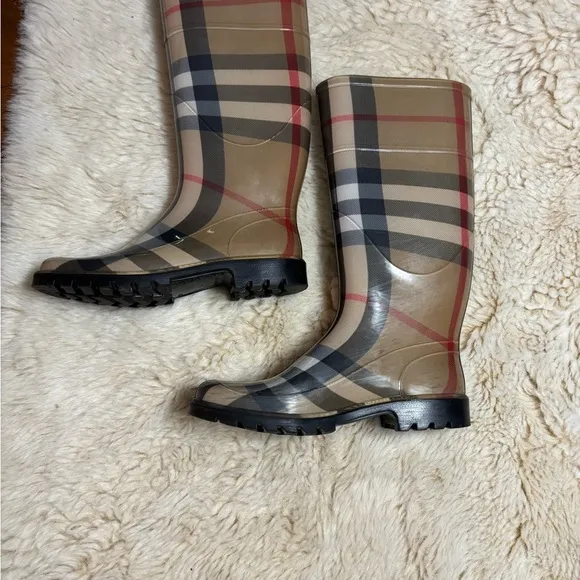 Burberry Nova Tan and Black Plaid Rain Boots size 36 or 6