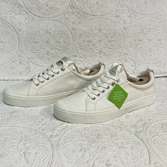 Cariuma sneakers, size 13, new