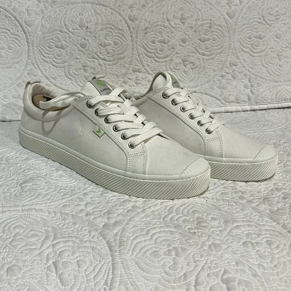 Cariuma sneakers, size 13, new