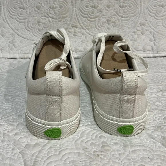 Cariuma sneakers, size 13, new