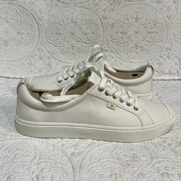 Cariuma sneakers, size 13, new