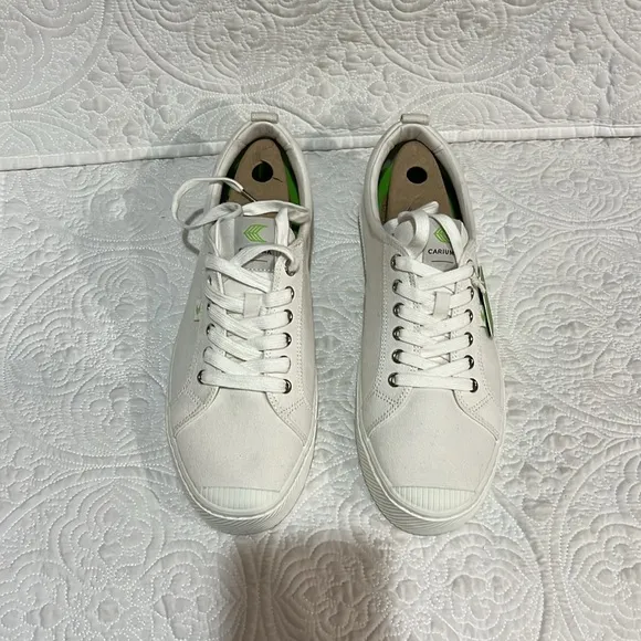 Cariuma sneakers, size 13, new