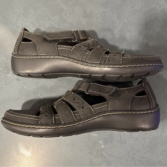 Clarks sz 6.5 Cora River black leather strappy sandals