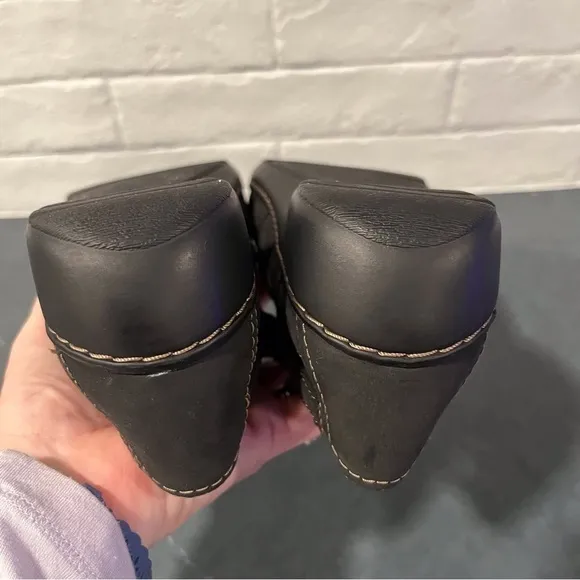 Clarks sz 6.5 Cora River black leather strappy sandals