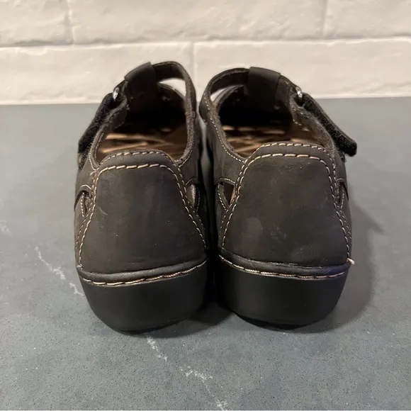 Clarks sz 6.5 Cora River black leather strappy sandals