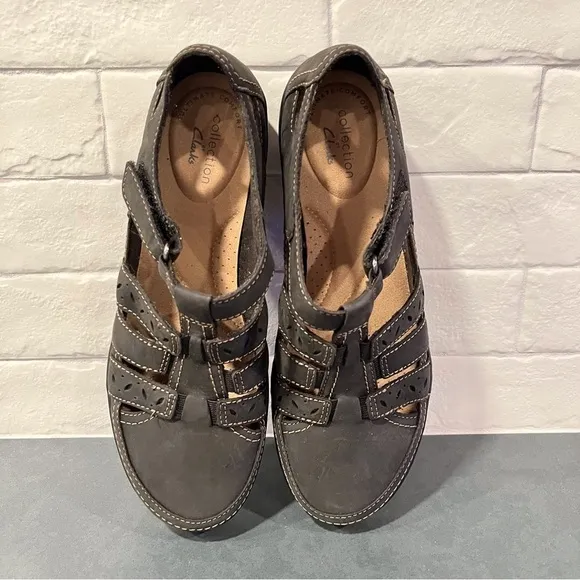 Clarks sz 6.5 Cora River black leather strappy sandals