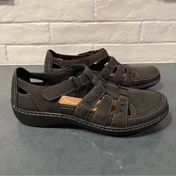 Clarks sz 6.5 Cora River black leather strappy sandals