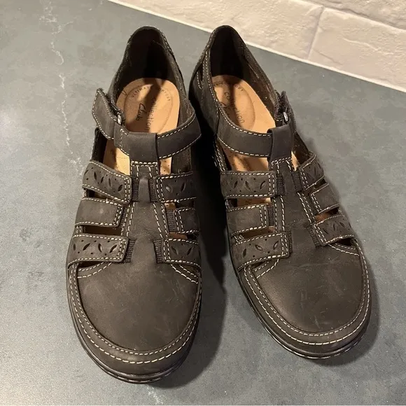 Clarks sz 6.5 Cora River black leather strappy sandals