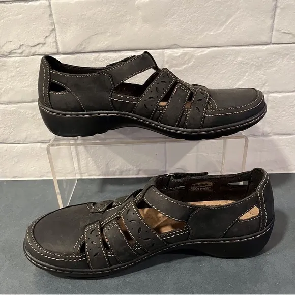 Clarks sz 6.5 Cora River black leather strappy sandals