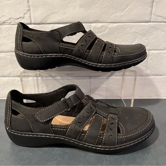 Clarks sz 6.5 Cora River black leather strappy sandals