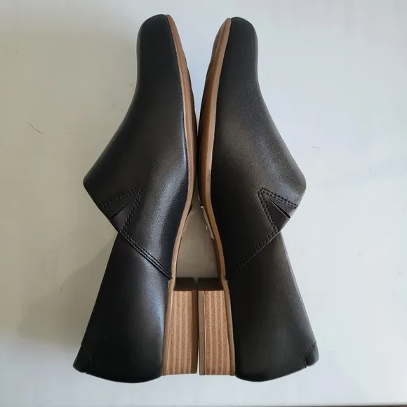 Clarks Women' Juliet Palm Black Leather  Loafers.